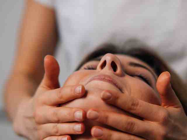 कुमकुमादि-तैलम-kumkumadi-oil-benefits-in-hindi