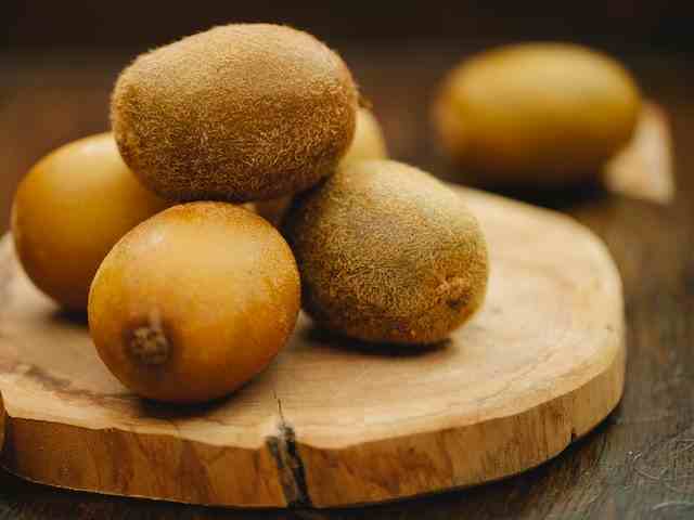 कीवी-का-फल-फ्रूट-kiwi-fruit-fal-in-hindi