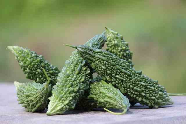 करेला-खाने-के-फायदे-और-नुकसान-karela-bitter gourd-in-hindi