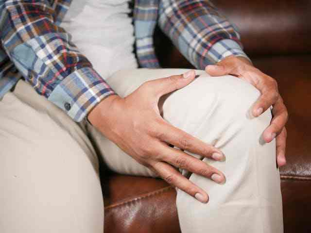बर्साइटिस-के-लक्षण-कारण-रोकथाम-व-इलाज-bursitis-in-hindi