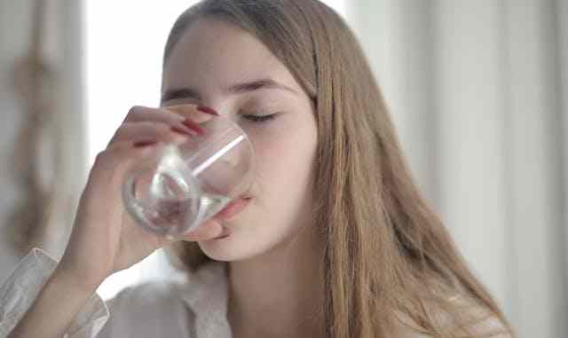vajan-kam-karne-ke-upay-drink-sufficient-water-in-hindi