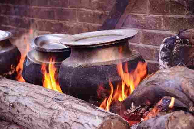 air-pollution-due-to-burning-wood-for-making-food-in-hindi